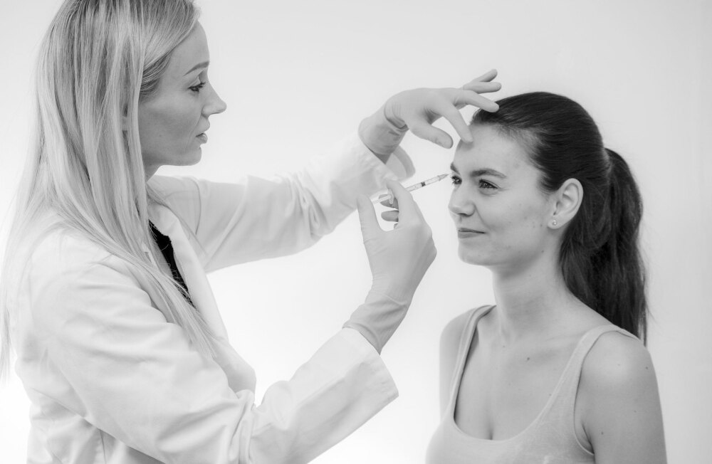 Dr. Dominique Oppowa bei einer Faltenbehandlung an der Stirn einer Patientin